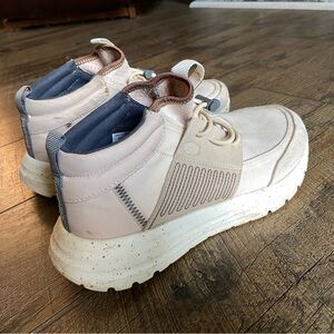 Women’s HEYDUDE Sneakers, size 9